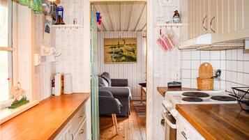 Kylskåp, spishäll, diskmaskin och kaffe- och tebryggare