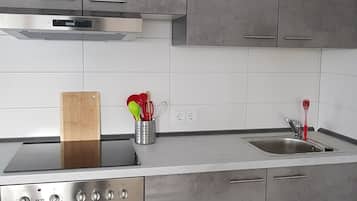 Fridge, oven, stovetop, coffee/tea maker