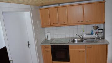 Kühlschrank, Ofen, Herdplatte, Wasserkocher mit Kaffee-/Teezubehör