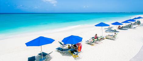 Sulla spiaggia, lettini da mare, teli da spiaggia
