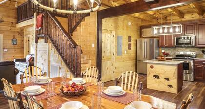 RIGHT IN GATLINBURG! LUXURY LOG CABIN ON THE ROARING FORK RIVER!