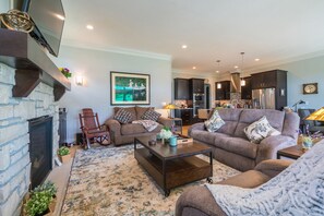 Smart TV, fireplace, DVD player, stereo