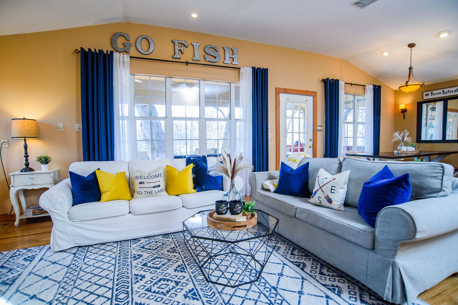 Smart-TV, peis, DVD-spiller og fotballspill