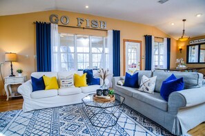 智能电视、壁炉、DVD 播放器、桌上足球