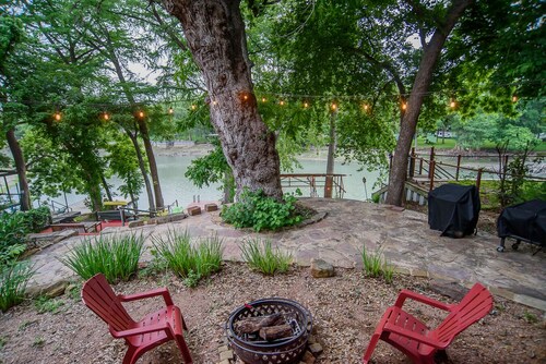 Guadalupe River Retreat with Kayaks, Ping Pong & Foosball! 