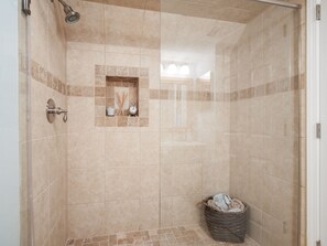 Combined shower/bathtub, jetted bath, hair dryer, towels - Clean/updated - fast WiFi - Sawgrass Country Club Booking fast! - TPC across A1a (Ponte Vedra Beach)