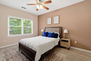 2 bedrooms, iron/ironing board, WiFi, bed sheets - West Midtown 2BR (1st Floor) w/ Free parking (Atlanta)