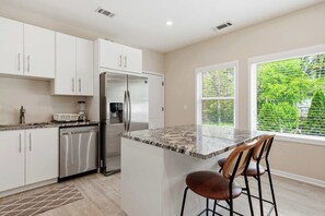 Fridge, microwave, oven, stovetop - West Midtown 2BR (1st Floor) w/ Free parking (Atlanta)