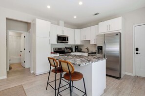 Fridge, microwave, oven, stovetop - West Midtown 2BR (1st Floor) w/ Free parking (Atlanta)