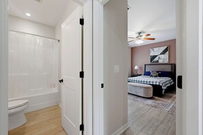 2 bedrooms, iron/ironing board, WiFi, bed sheets - West Midtown 2BR (1st Floor) w/ Free parking (Atlanta)