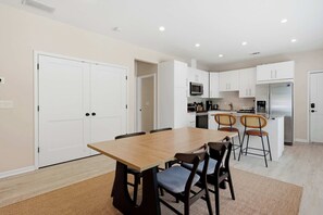 Dining - West Midtown 2BR (1st Floor) w/ Free parking (Atlanta)