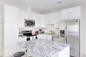 Refrigerador, microondas, horno, placa de cocina