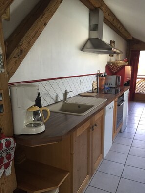 Kjøleskap, mikrobølgeovn, ovn og kokeplater