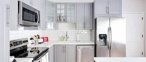 Réfrigérateur, micro-ondes, four, plaque de cuisson