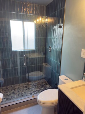 Douche, sèche-cheveux, serviettes fournies, savon