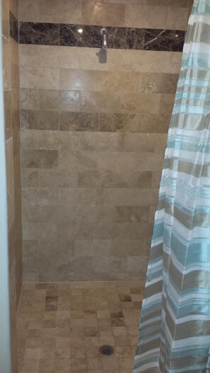 Bañera, secador de pelo, toallas y jabón
