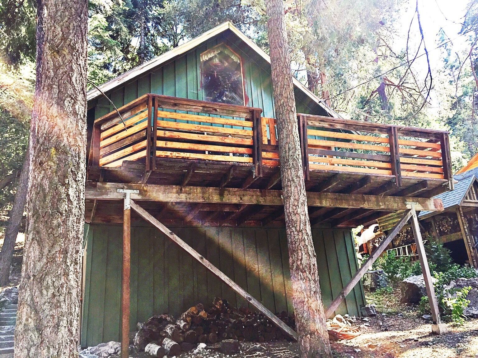 Perfect Location! Hiker's and Dogs (2) Paradise.! Walk to Trails!