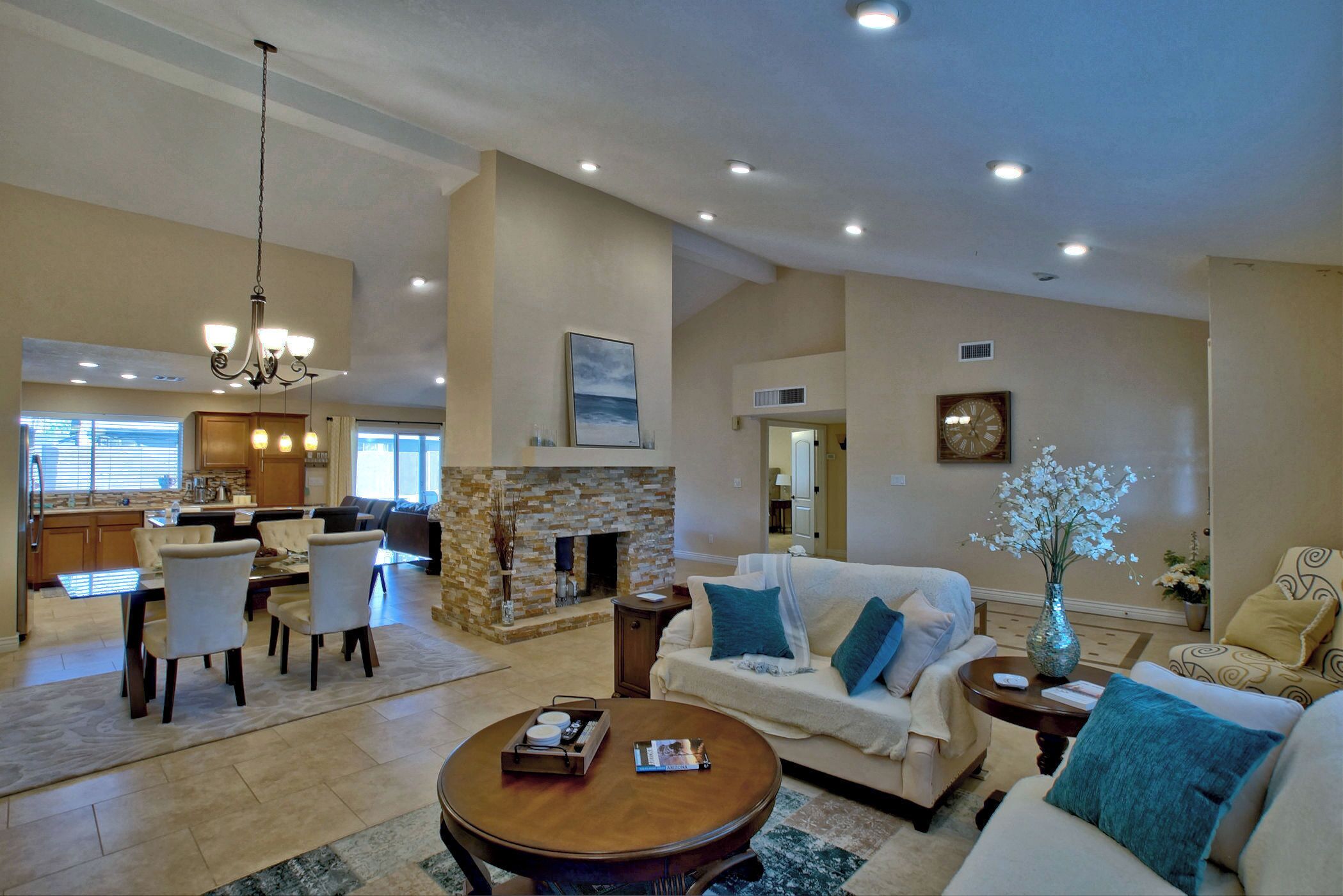 Televisión, chimenea, reproductor de DVD y libros 