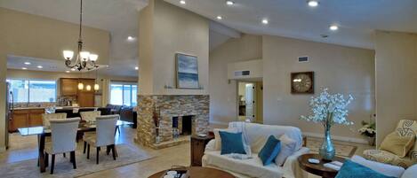 Televisión, chimenea, reproductor de DVD y libros