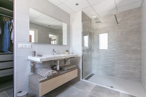 Superb new contemporary villa with private pool 400 m from the sea 