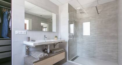 Superb new contemporary villa with private pool 400 m from the sea