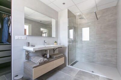 Superb new contemporary villa with private pool 400 m from the sea 