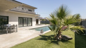 A modern house with a swimming pool, patio furniture, and a well-maintained lawn. - Superb new contemporary villa with private pool 400 m from the sea  (Agde)