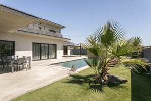 Outdoor dining - Superb new contemporary villa with private pool 400 m from the sea  (Agde)