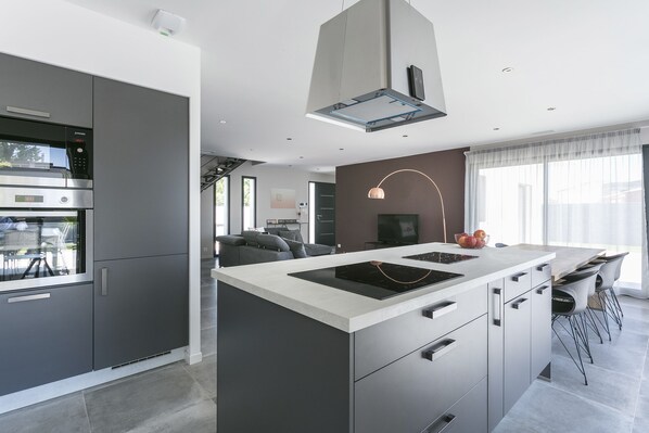 Fridge, microwave, oven, stovetop - Superb new contemporary villa with private pool 400 m from the sea  (Agde)