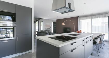 Superb new contemporary villa with private pool 400 m from the sea