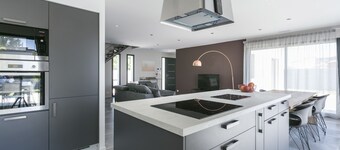 Superb new contemporary villa with private pool 400 m from the sea