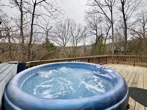 Outdoor spa tub - Reel It In Cabin (Page County)