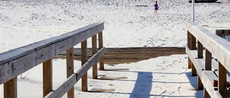 靠近海滩、沙滩椅