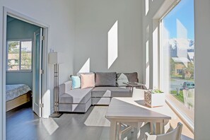 Smart TV - Modern Accommodations with Luxurious View (Seward)