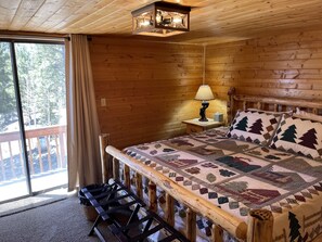 2 bedrooms, iron/ironing board, WiFi, bed sheets - Leave All Your Troubles Behind When You Stay At The Starry Night Cabin (Duck Creek Village)