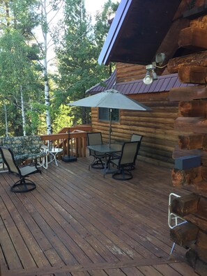 Outdoor dining - Leave All Your Troubles Behind When You Stay At The Starry Night Cabin (Duck Creek Village)