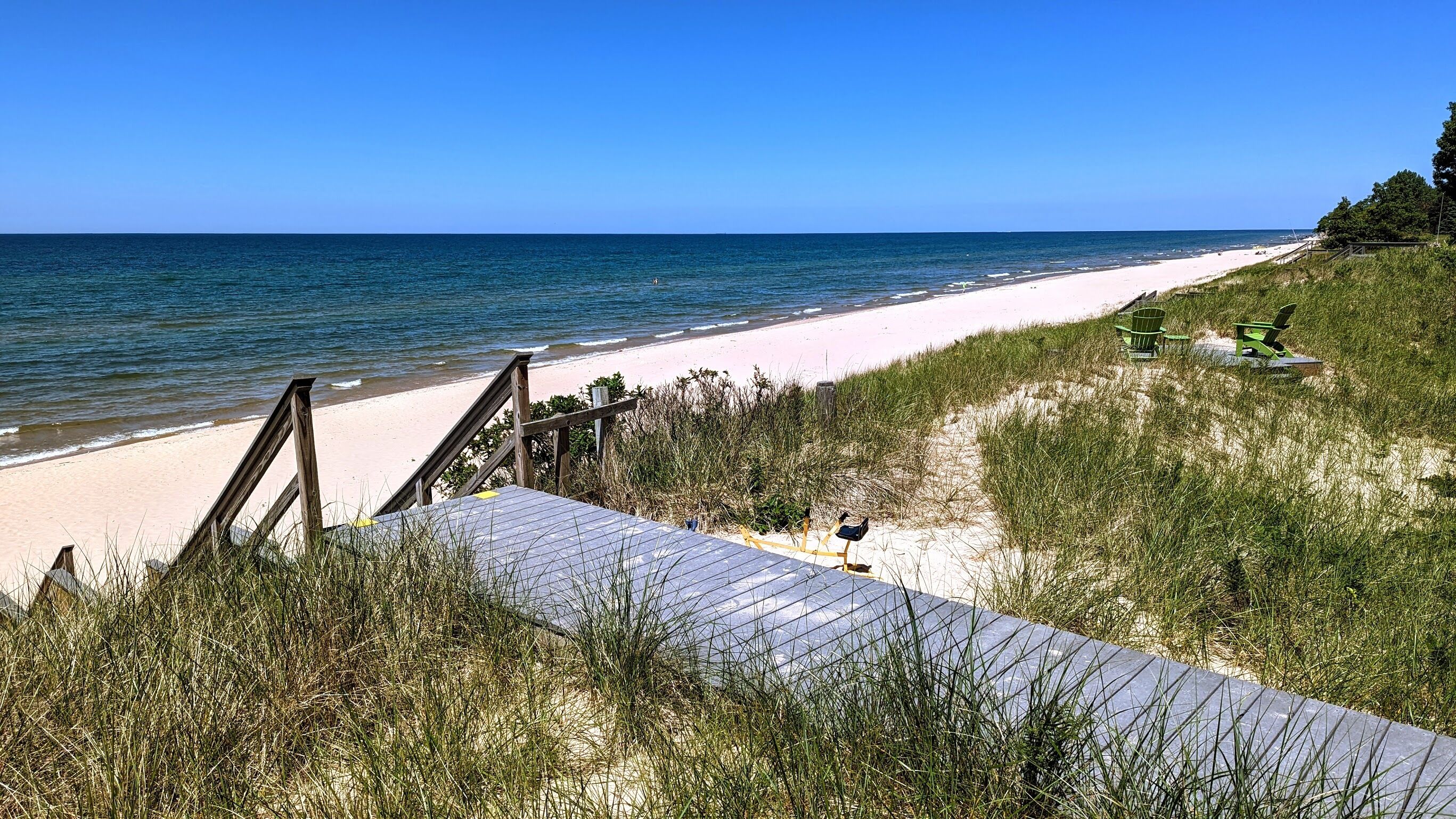 Nära stranden och solstolar