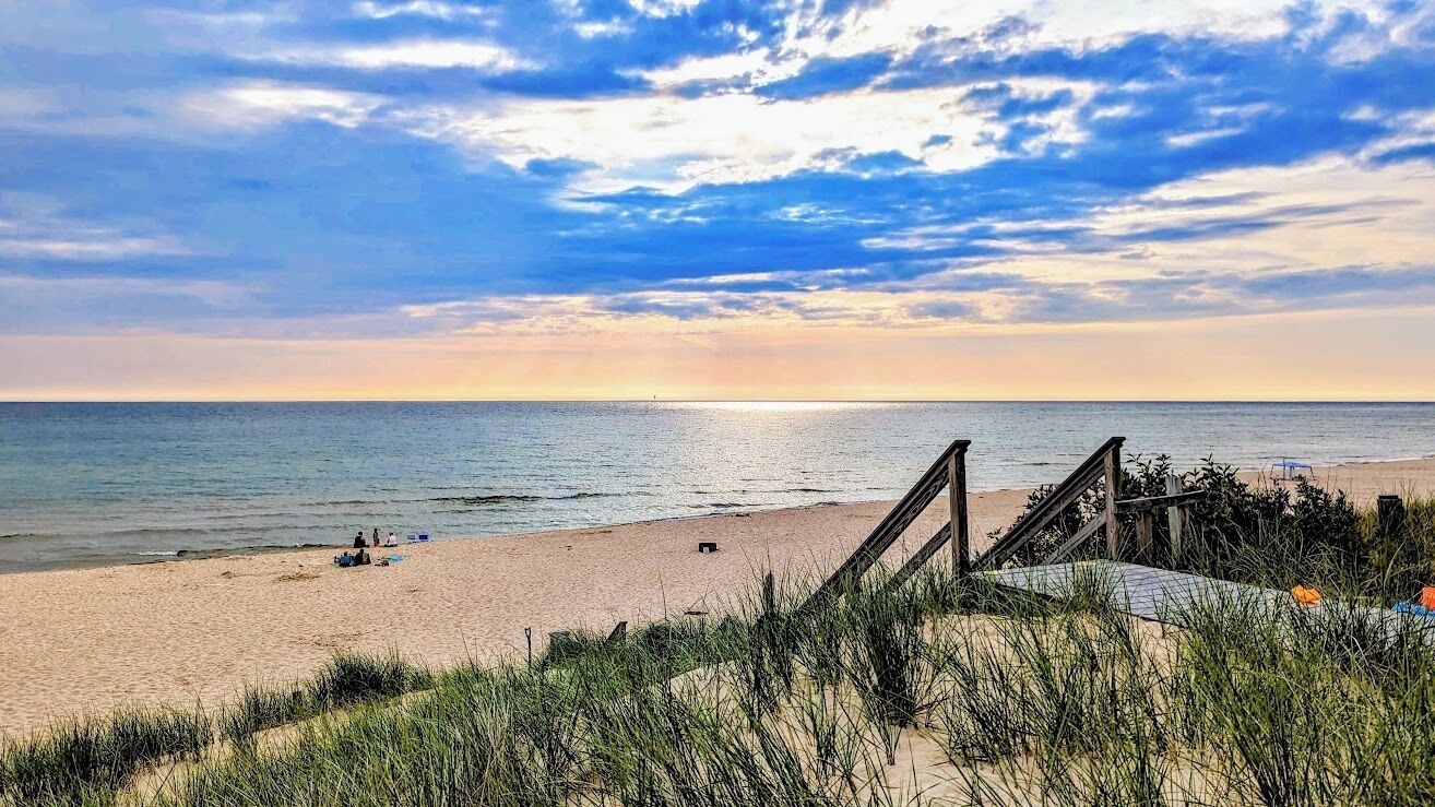Una spiaggia nelle vicinanze, lettini da mare