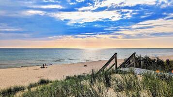 Una spiaggia nelle vicinanze, lettini da mare