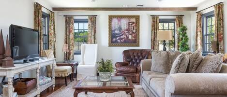 Smart TV, reproductor de DVD, libros y videoteca