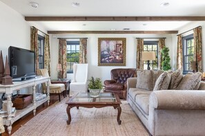 Smart-TV, DVD-spiller, bøker og filmbibliotek