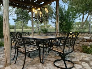 Outdoor dining - Legacy Ranch Guest Houses: just 8 minutes from Main St on private gated ranch (Fredericksburg)
