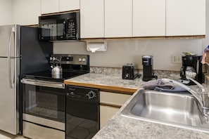 Geladeira, micro-ondas, fogão, cooktop