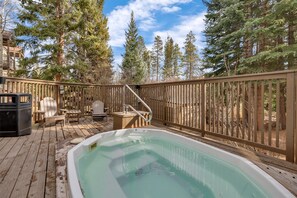 Tina de hidromasaje al aire libre