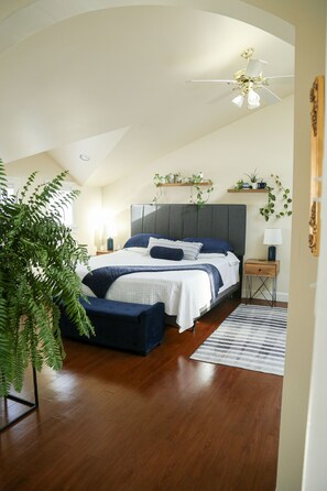 1 bedroom, iron/ironing board, free WiFi, bed sheets - Botanical Loft in Amish Country, King Bed, Jetted Tub & Garden Patio (Bird-In-Hand)