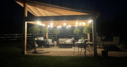 Upscale Luxury in Amish Country, King Bed, Jetted Tub & Garden Patio