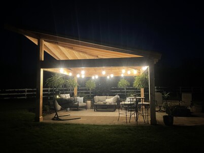 Upscale Luxury in Amish Country, King Bed, Jetted Tub & Garden Patio