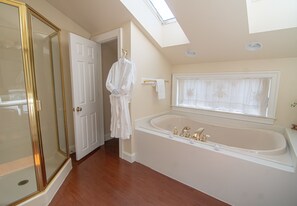 Baignoire à jets, sèche-cheveux, bidet, serviettes fournies