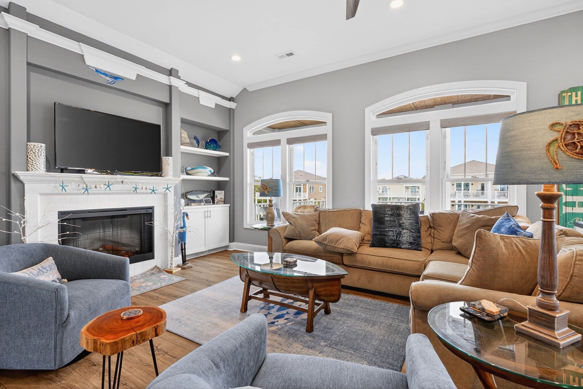 Smart-tv, een open haard en tafelvoetbal