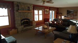 TV connectée, cheminée, jeux vidéo, lecteur de DVD